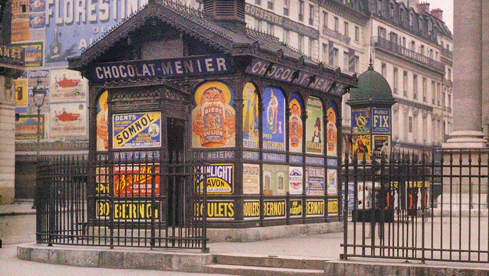 Georges Chevalier (1882-1967), Paris, place de la Bourse, 5 June 1914. Autochrome, 9 x 12 cm. Collection Archives de la Planète, musée départemental Albert-Kahn, dpt des Hauts-de-Seine.