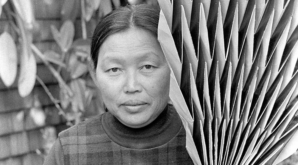 Laurence Cuneo, Ruth Asawa holding a paperfold, c1970s. Gelatin silver print, 9 13/16 × 7 5/16 in (24.9 × 18.6 cm). Courtesy of the Department of Special Collections, Stanford University Libraries. Photograph © Laurence Cuneo. Artwork © 2023 Ruth Asawa Lanier, Inc. / Artist Rights Society (ARS), New York. Courtesy David Zwirner.