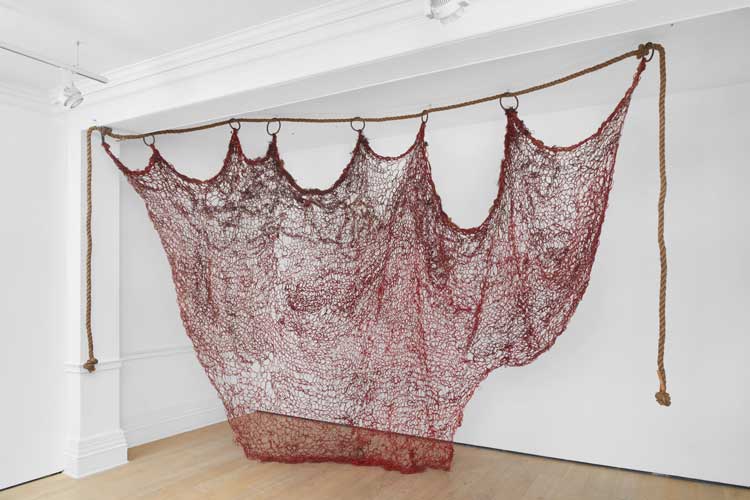 Barbara Levittoux-Świderska. Fire [Pożar], 1974. Sisal, rope, metal, 250 x 400 cm. © The Estate of the Artist.