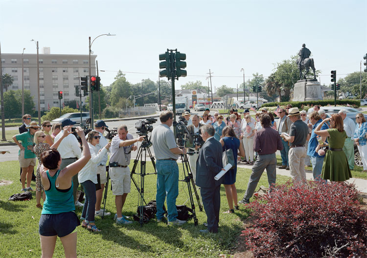 An-My Lê. Fragment IV: The Monumental Task Committee press conference with Demonstration by Descendants of General P.G.T. Beauregard, New Orleans, Louisiana, from The Silent General, 2017. Pigment print, 40 x 56 1/2 in (101.6 x 143.5 cm). © An-My Lê. Courtesy the artist and Marian Goodman Gallery New York, Paris and London.