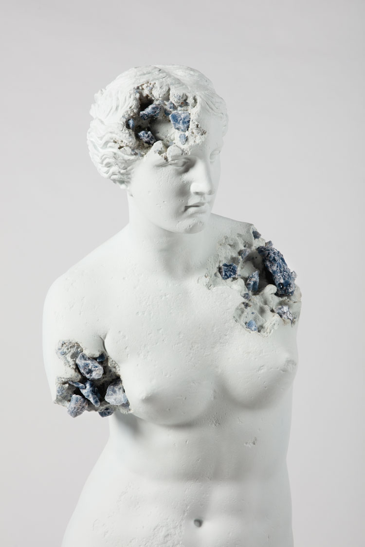 Daniel Arsham, Blue Calcite Eroded Venus of Milo, (detail), 2019. Blue calcite, hydrostone,
216 x 60 x 65 cm. Photo: Guillaume Ziccarelli. © Courtesy the artist & Perrotin.