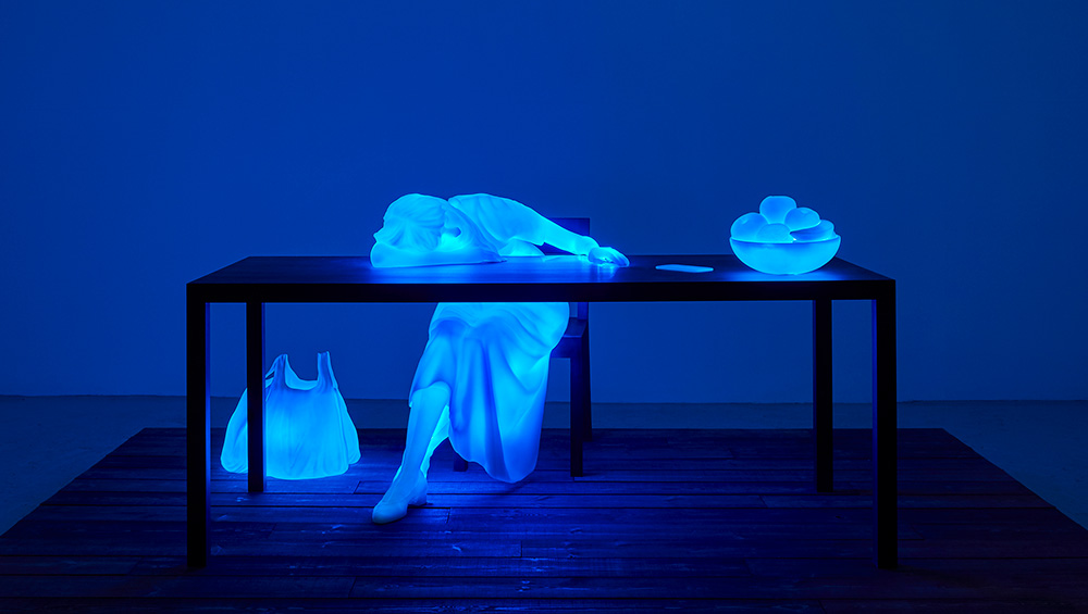 Doug Aitken. All doors open, 2019. Acrylic, LED, wood 94.6 x 304.8 x 213.4 cm (37 1/4 x 120 x 84 in). © Doug Aitken. Courtesy 303 Gallery, New York; Galerie Eva Presenhuber, Zürich; Victoria Miro, London/Venice; and Regen Projects, Los Angeles.