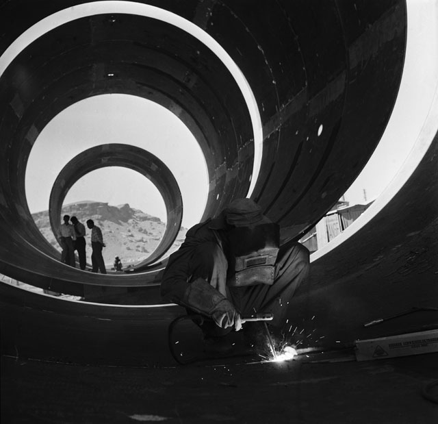 Latif Al Ani. Building the Darbandikhan Dam, 1962. B+W digital print on Hahnemühle Baryta Fine Art paper, 25 x 25 cm. © The artist and the Arab Image Foundation, Courtesy the Ruya Foundation.
