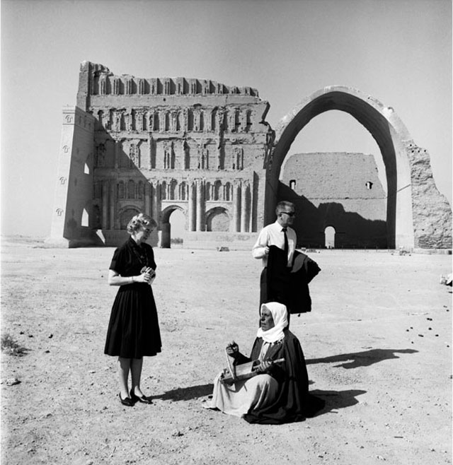Latif Al Ani. US couple in Ctesiphon, 1965. B+W digital print on Hahnemühle Baryta Fine Art paper, 25 x 25 cm. © The artist and the Arab Image Foundation, Courtesy the Ruya Foundation.