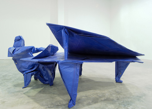Matt Johnson. The Pianist (after Robert J. Lang) 2005. Blue tarp, paper, stainless stee,l 147x 340 x 198cm. Courtesy of the Saatchi Gallery, London. ©Matt Johnson, 2009.