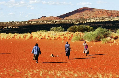 Nyukana Baker, Ungakini Tjangala and Tjariya (Nungalka) Stanley (left to right) at Womikata, near Ernabella, May 2004. Photo: Beth Sometimes.