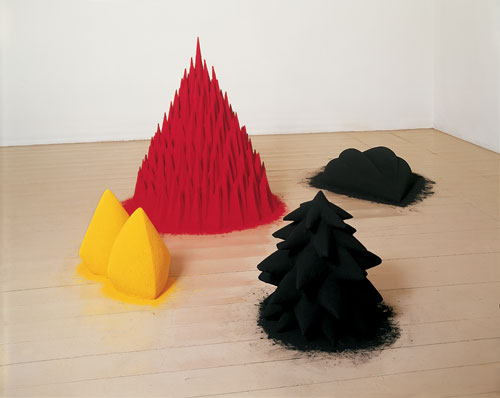 Anish Kapoor. White Sand, Red Millet, Many Flowers, 1982. Mixed media and pigment, 101 x 241.5 x 217.4 cm. Arts Council Collection, Southbank Centre, London. © the artist 2011.