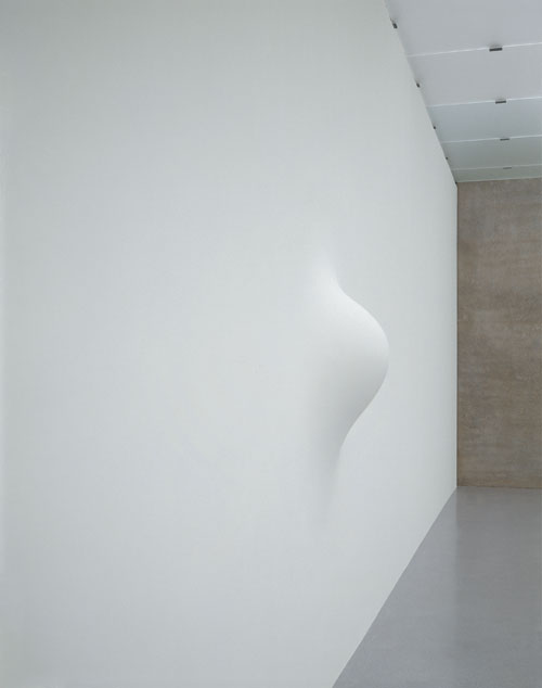 Anish Kapoor. When I am Pregnant, 1992. Fibreglass, wood and paint, 180.5 x 180.5 x 43 cm. Courtesy the artist and Kunsthaus Bregenz. Photo: Nic Tenwiggenhorn. © the artist 2011.