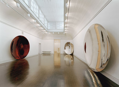 Anish Kapoor. Her Blood, 1998. Stainless steel and lacquer, three parts, each 349 x 349 x 41.6 cm. Tate. Purchased with assistance from Tate Members, with funds provided by the Estate of Father John Munton, the artist, and Nicholas Logsdail 2003. Photo: Jussi Tianen, Helsinki. © the artist 2011.