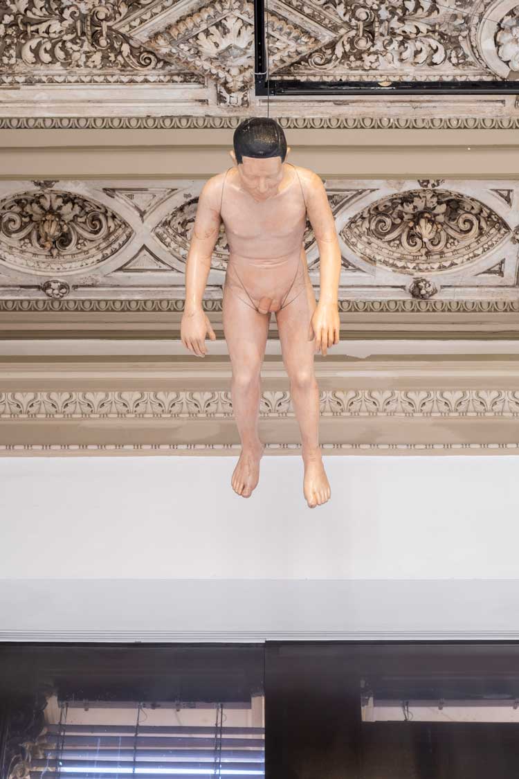 Lee Bul. Thaw (Takaki Masao) II, 2007/2017. FRP, fibreglass, leather, acrylic paint, 36 x 27.5 x 85 cm. Installation view of Lee Bul: Crash, Gropius Bau, 2018. © Lee Bul. Photo: Mathias Völzke. Courtesy of Gropius Bau.