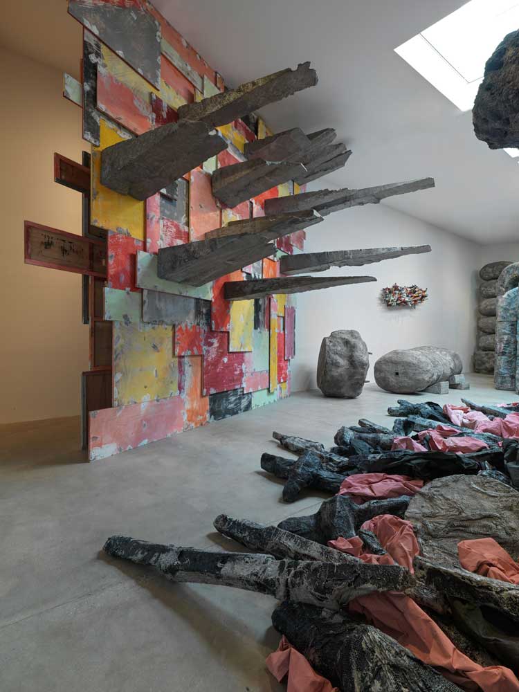 Installation view, Phyllida Barlow. Unscripted, Hauser & Wirth Somerset, 2024. © Phyllida Barlow Estate. Courtesy Phyllida Barlow Estate and Hauser & Wirth. Photo: Ken Adlard.