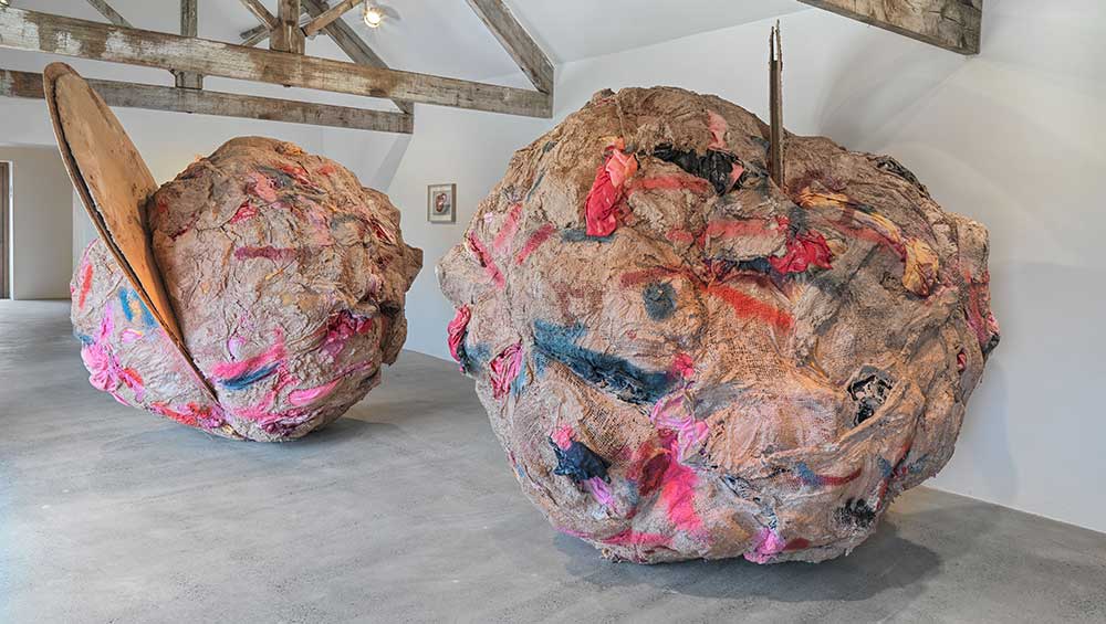 Installation view, Phyllida Barlow. Unscripted, Hauser & Wirth Somerset, 2024. © Phyllida Barlow Estate. Courtesy Phyllida Barlow Estate and Hauser & Wirth. Photo: Ken Adlard.