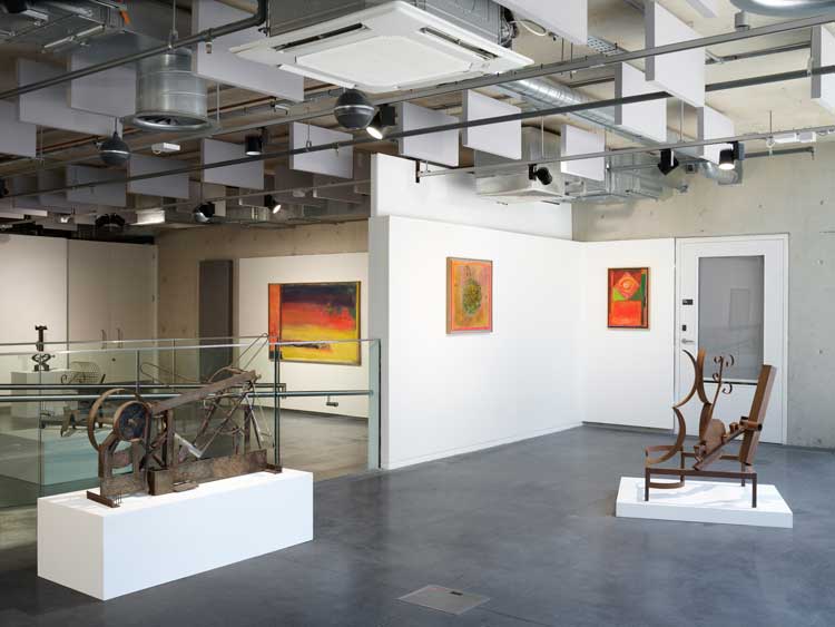 Installation view: Frank Bowling and Sculpture, The Stephen Lawrence Gallery, University of Greenwich, London, 15 July – 3 September 2022. © Frank Bowling. All rights reserved DACS 2022. Courtesy the artist. Photo: Peter Mallet.