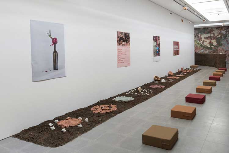 Dineo Seshee Bopape and Katy’taya Catitu Tayassu, motsopa: sonore (Clay and sound), 2021-2022. Different types of clay, earth from Kent, sound. Back to Earth exhibition at Serpentine North (22 June – 18 September). Installation view. © readsreads.info. Courtesy Serpentine.