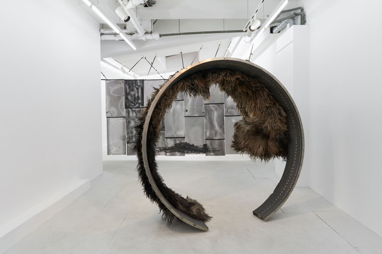 Rachael Louise Bailey. ‘226’, 2022. Aeroplane engine fan cover, Hebridean fleece, stock fencing, 187 x 190 x 100 cm. Installation view, Thirst of the Tide, Alice Black Gallery, London, 2022. Photo: Theo Christelis, courtesy Alice Black Gallery.