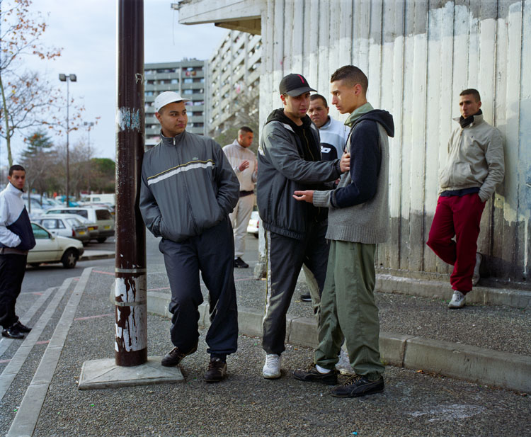 Mohamed Bourouissa, Le groupe, 2007. Périphérique series. C-print, 90 x 120 cm. © Mohamed Bourouissa. Courtesy the artist and kamel mennour, Paris / London.