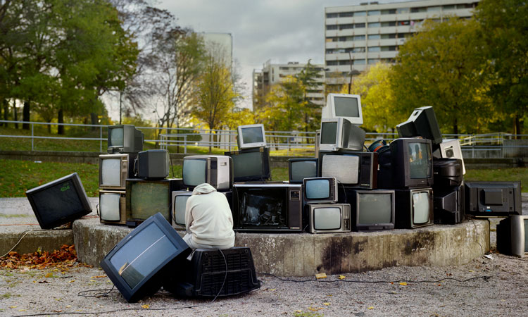 Mohamed Bourouissa, Le reflet, 2007. Périphérique series. C-print, 132 x 220 cm. © ADAGP Mohamed Bourouissa. Courtesy the artist and kamel mennour, Paris / London.
