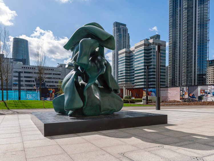 Helaine Blumenfeld, Metamorphosis, 2019. Bronze, 340 x 323 x 262 cm. Photo © Henryk Hetflaisz.