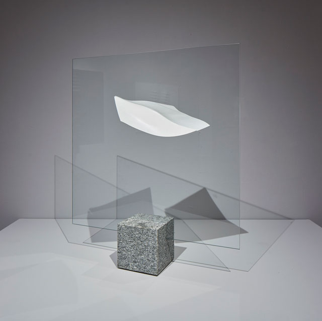 Agostino Bonalumi. Rapporti (Relationships), 1978. Fibreglass, crystal and marble, 99 x 86 x 52 cm. Private collection. © ALTO//PIANO – Agostino Osio photography.