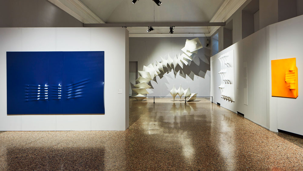 Agostino Bonalumi. Blue abitabile (opera ambiente) [Inhabitable Blue (environmental artwork], 1967. Shaped canvas and vinyl tempera, 300 x 340 cm. Private collection. © ALTO//PIANO – Agostino Osio photography.
