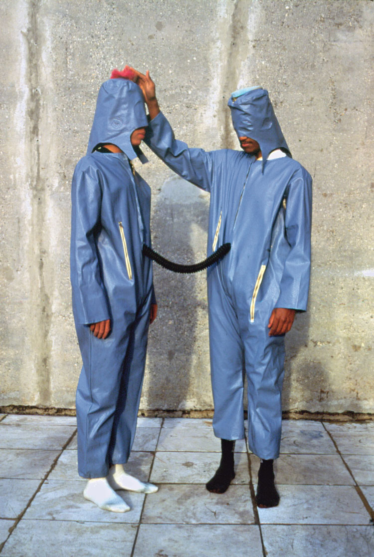 Lygia Clark. Proposiçāo 'O eu e o tu' (Proposition 'The I and the You'), 1967. Photo: Vicente de Mello Sem data. Courtesy Associacão Cultural O Mundo de Lygia Clark.