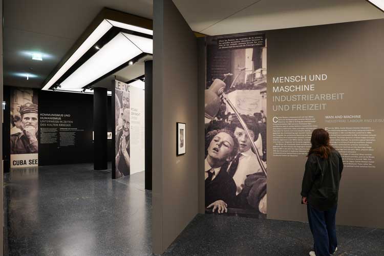 Watch! Watch! Watch! Henri Cartier-Bresson, exhibition view. Photo: Ulrich Perrey.