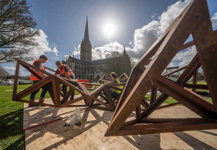17 Technicians installing Formation I (Dappled Light of the Sun), by Conrad Shawcross, 2015. Weathering steel, 792.1 x 792.1 x 475 cm. Courtesy of the artist and Victoria Miro Gallery. Photo: Ash Mills.