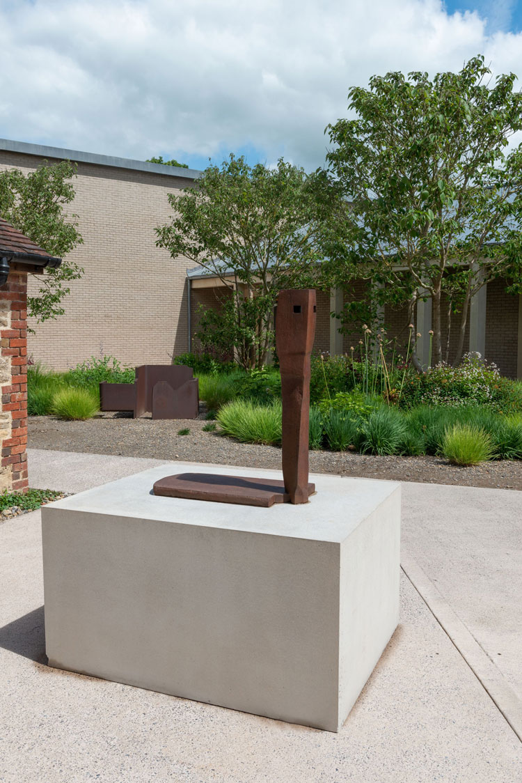 Eduardo Chillida, Begirari III (The Watcher III) 1994. Steel. 96.5 x 82.4 x 37.5 cm (38 x 32 ½ x 14 ¾ in). Installation view, Eduardo Chillida, Hauser & Wirth Somerset, 2021. Courtesy the Estate of Eduardo Chillida and Hauser & Wirth. Photo: Ken Adlard. © Zabalaga Leku. San Sebastián, VEGAP (2021).