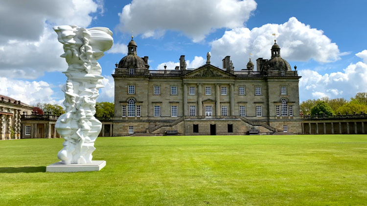Tony Cragg, Mean Average, 2018. Fibreglass, 620 x 261 x 237cm. Installation view, Houghton Hall, Norfolk, 2021. Photo: Martin Kennedy.
