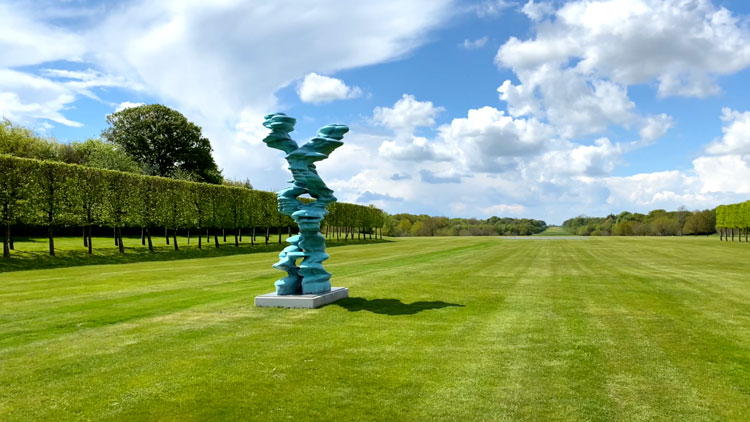 Tony Cragg, Runner, 2015. Bronze, 420 x 280 x 158 cm. Installation view, Houghton Hall, Norfolk, 2021. Photo: Martin Kennedy.