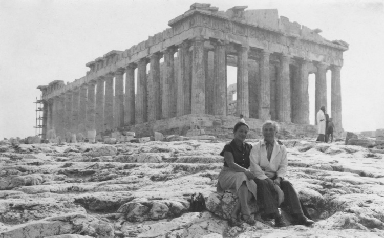 Photograph of Marc and Valentina Chagall in front of the Parthenon, in Athens, 1952-1954. ©Archives Marc et Ida Chagall, Paris. ©ADAGP, Paris, 2019.
