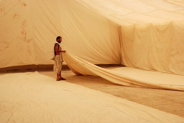 Nikhil Chopra. Coal on Cotton, 2013. Commissioned by Manchester International Festival and the Whitworth Gallery, Manchester. Costume Design Sabine Pfisterer. Photograph: Sabine Pfisterer. Image courtesy the artist.