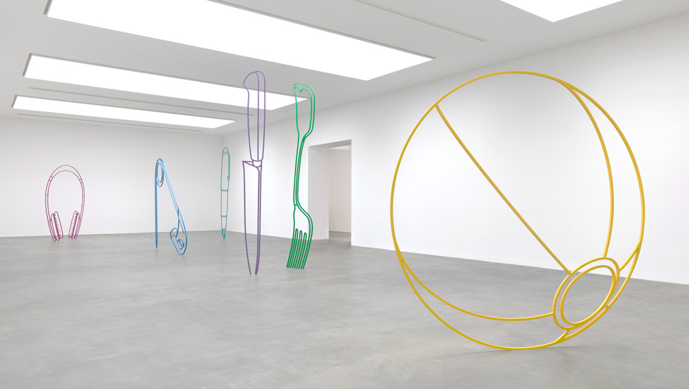 Michael Craig-Martin. Bulb (red), 2011. Powder-coated steel, 79 1/8 x 131 1/8 x 1 in (201 x 333 x 2.5 cm). © Michael Craig-Martin. Photo: Lucy Dawkins. Courtesy the artist and Gagosian.