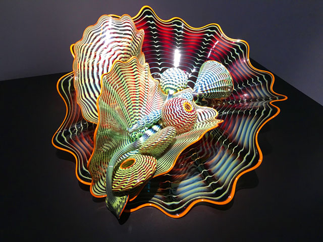 Dale Chihuly. Oxblood and Chartreuse Persian Set with Orange Lip Wraps, blown glass, 1998. Royal Botanic Gardens, Kew, London 2019. Photo: Anna McNay.