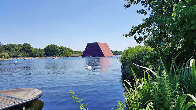 Christo. The London Mastaba, Serpentine Lake, Hyde Park, 2016-18. Temporary floating sculpture, 7,506 horizontally stacked barrels on a floating platform, 20(h) x 30(w)x 40(l) m, 600 metric tonnes. Photo: Miguel Angel.