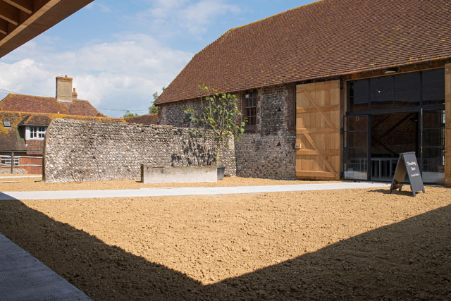 New gallery courtyard. Photo: Axel Hesslenberg.