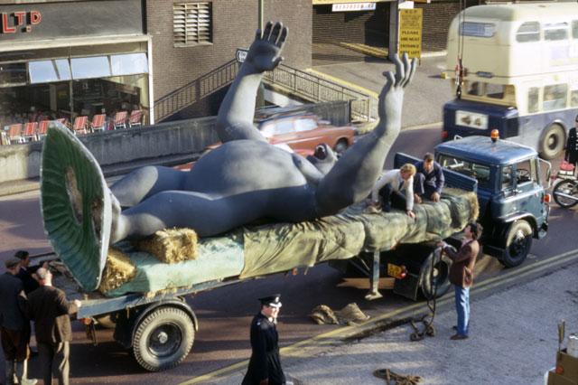 Nicholas Monro. ‘King Kong’, 1972. Work for Manzoni Gardens, Birmingham. Reinforced coloured fibreglass, height: 5.5 metres. Arnolfini Archive at Bristol Record Office. Photographer unknown.