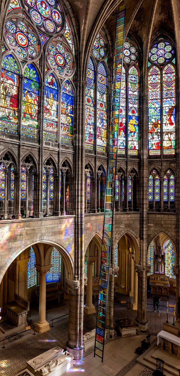 Stephen Dean, Crescendo, 15-metre-high glass ladder. Installation view at Saint-Denis Cathedral Basilica in Paris, September 2023 – January 2025. © Stephen Dean, courtesy the artist and Noirmont art production.