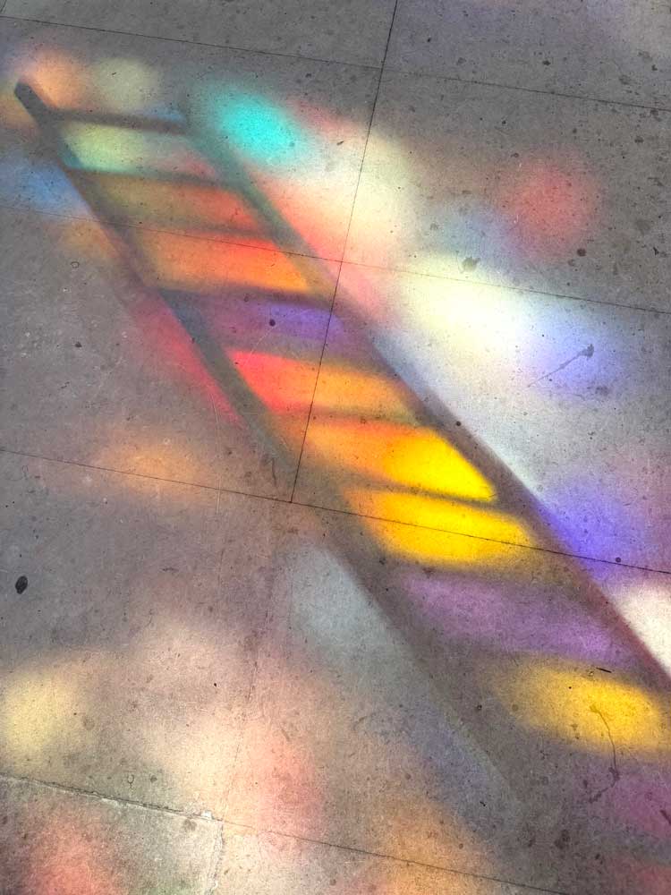Stephen Dean, Crescendo, 15-metre-high glass ladder. Installation view at Saint-Denis Cathedral Basilica in Paris, September 2023 – January 2025. © Stephen Dean, courtesy the artist and Noirmont art production.