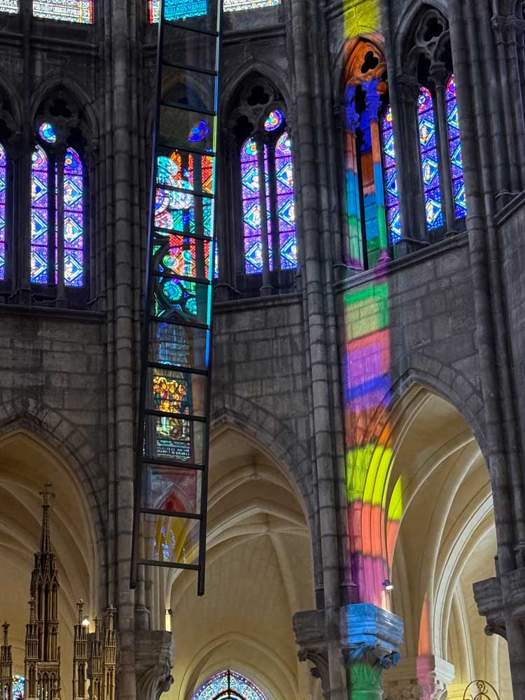 Stephen Dean, Crescendo, 15-metre-high glass ladder. Installation view at Saint-Denis Cathedral Basilica in Paris, September 2023 – January 2025. © Stephen Dean, courtesy the artist and Noirmont art production.