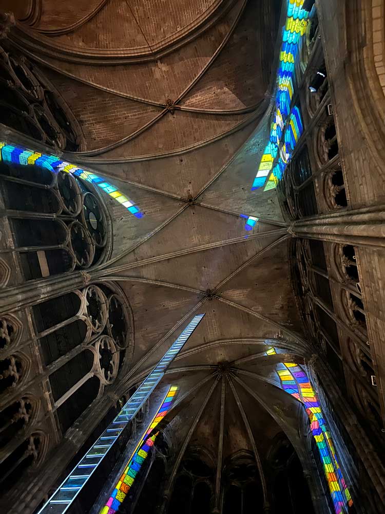 Stephen Dean, Crescendo, 15-metre-high glass ladder. Installation view at Saint-Denis Cathedral Basilica in Paris, September 2023 – January 2025. © Stephen Dean, courtesy the artist and Noirmont art production.