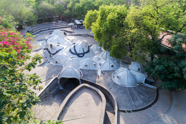 Balkrishna Doshi in collaboration with M.F. Husain, Amdavad Ni Gufa art gallery, exterior view, Ahmedabad, 1994. © Iwan Baan 2018.