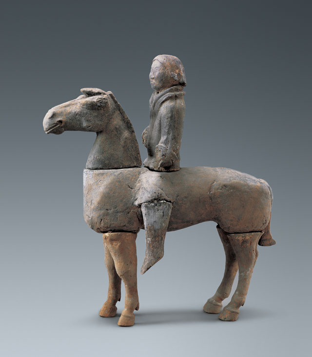 Earthenware tomb figurine of cavalryman inscribed 'feiji'. Western Han (206 BCE – 8 CE), H 59 cm (23 1/4 in), L 65 cm (25 5/8 in), excavated in 1982 from the pits of the earthenware warriors at Shizishan. Collection of the Xuzhou Museum. 陶“飞骑”俑,西汉,通高59、长65厘米,1982年狮子山兵马俑坑出土,徐州博物馆藏