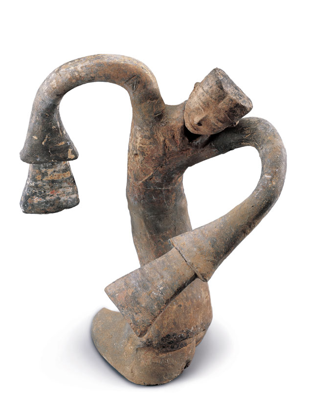 Earthenware tomb figurine of dancer, Western Han (206 BCE – 8 CE), H 45 cm (17 3/4 in), W 42 cm (16 9/16 in), excavated in 2000 from the King of Chu’s tomb at Tuolanshan. Collection of the Xuzhou Museum. 陶绕襟衣舞俑,西汉,高45、宽42厘米,2000年驮篮山楚王墓出土,徐州博物馆藏