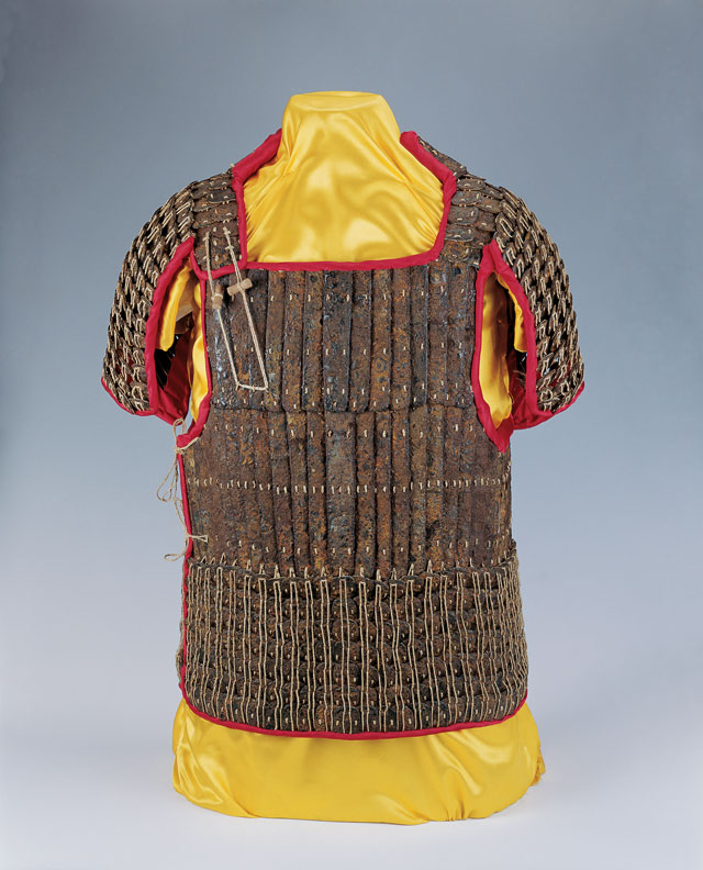 Iron lamellar armour, Western Han (206 BCE – 8 CE), H 72 cm (28 3/8 in), W 68 cm (26 13/16 in), D 28 cm (11 1/16 in), excavated in 1995 from the King of Chu’s tomb at Shizishan. Collection of the Xuzhou Museum. 铁札甲,西汉,高72、宽68、厚28厘米,1995年狮子山楚王墓出土,徐州博物馆藏