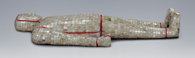 Jade burial suit with gold thread, Western Han (206 BCE – 8 CE), L 176 cm (69 5/16 in), W (shoulder) 68 cm (26 13/16 in); 4,248 pieces of jade, 1,576 g (about 55.6 oz) of gold thread, excavated in 1994–95 from the King of Chu’s tomb at Shizishan. Collection of the Xuzhou Museum. 金缕玉衣,西汉,长176、肩宽68厘米,玉片4248片、金缕1576克,1994–1995年狮子山楚王墓出土,徐州博物馆藏