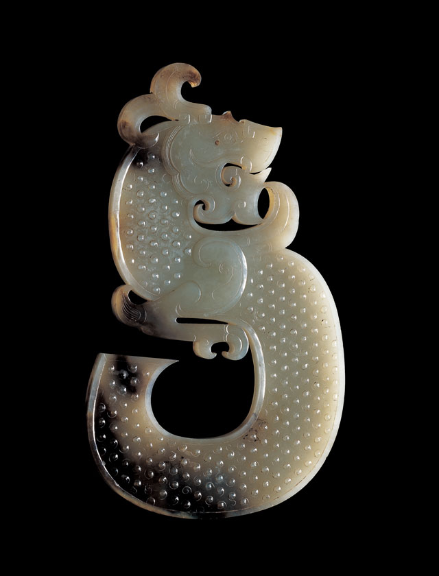 S-shaped dragon jade pendant, Western Han (206 BCE – 8 CE), H 17.1 cm (6 3/4 in), W. 10.8 cm (4 1/4 in), T. 0.6 cm (1/4 in), Excavated in 1994–95 from the King of Chu’s tomb at Shizishan. Collection of the Xuzhou Museum. S形龙玉佩,西汉,高17.1、宽10.8、厚0.6厘米,1994–1995年狮子山楚王墓出土,徐州博物馆藏