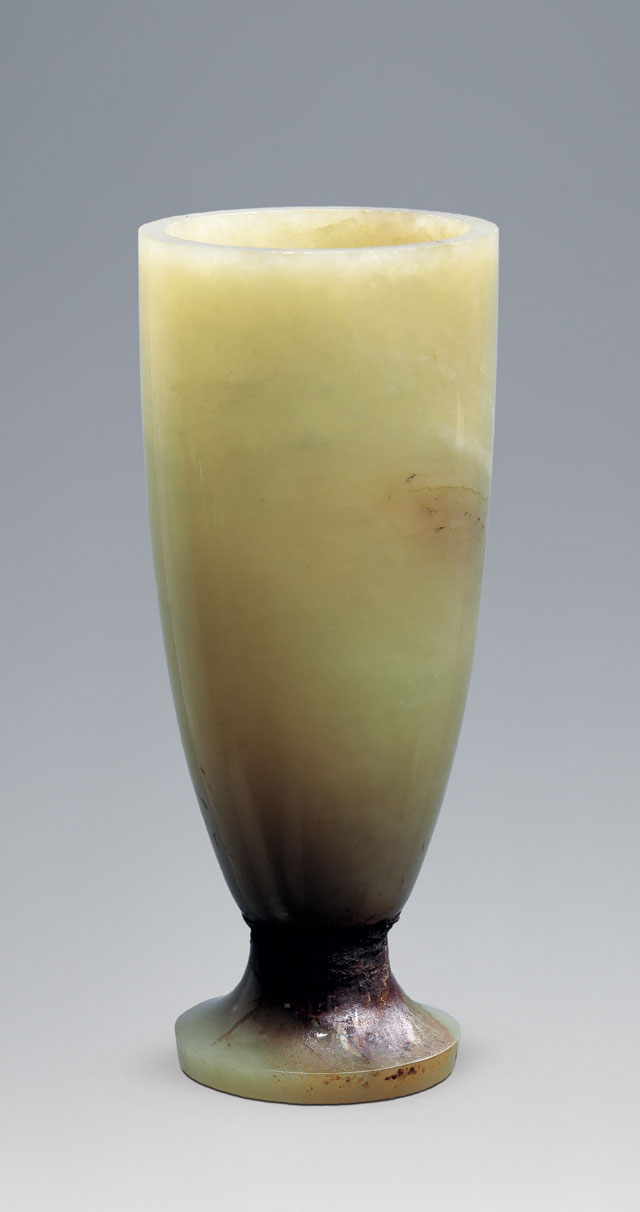 Jade chalice, Western Han (206 BCE – 8 CE), H 10.8 cm (4 1/4 in), Diameter (at mouth) 4.5 cm (1 13/16 in), excavated in 1995 from the King of Chu’s tomb at Shizishan. Collection of the Xuzhou Museum. 玉高足杯,西汉,高10.8、口径4.5厘米,1995年狮子山楚王墓出土,徐州博物馆藏