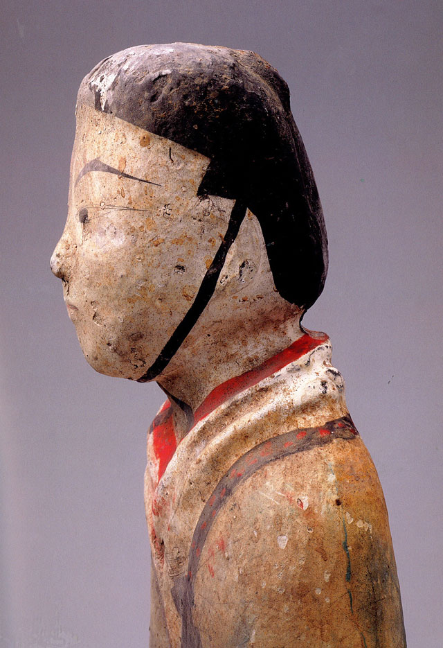 Painted earthenware tomb figurine with hands cupped in salutation, Western Han (206 BCE – 8 CE), H 54 cm (21 5/16 in), W 14 cm (5 9/16 in), excavated in 1986 from the King of Chu’s tomb at Beidongshan. Collection of the Xuzhou Museum.
彩绘陶拱手俑,西汉,高54、宽14厘米,1986年北洞山楚王墓出土,徐州博物馆藏