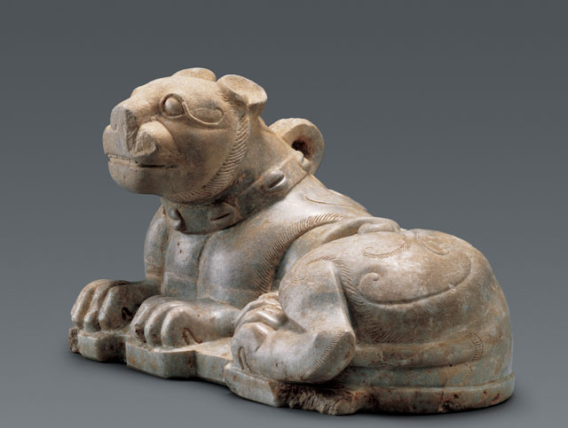 Stone weight in the shape of a leopard, Western Han (206 BCE – 8 CE), H 14.5 cm (5 3/4 in), W 23.2 cm (9 3/16 in), D 13 cm (5 1/8 in), excavated in 1994–1995 from the King of Chu’s tomb at Shizishan. Collection of the Xuzhou Museum. 豹形石镇,西汉,长23.2、宽13、高14.5厘米,1994–1995年狮子山楚王墓出土,徐州博物馆藏